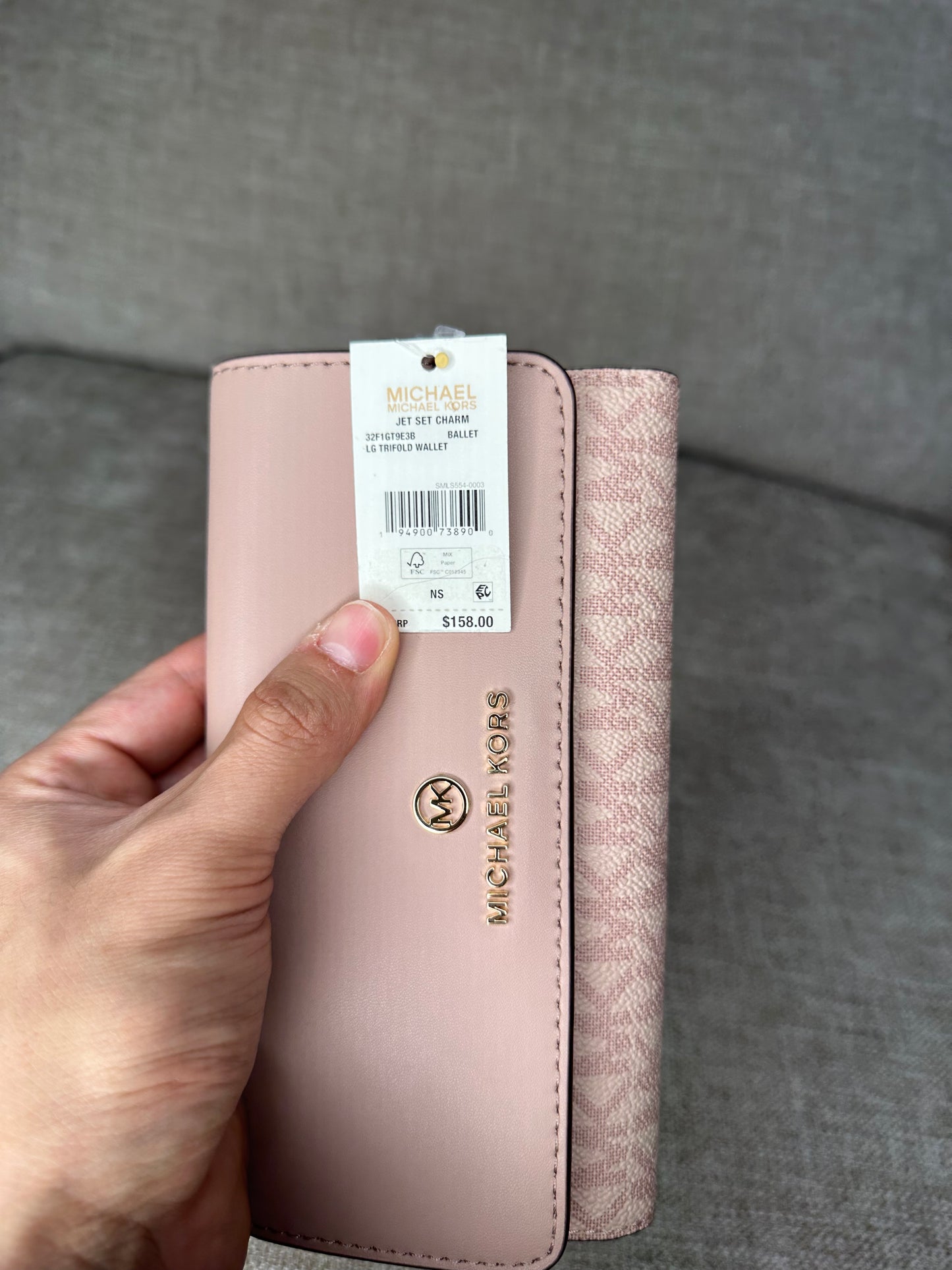 Designer
Logo Jet Set Charm Large Trifold Wallet Color Soft Pink/soft pink