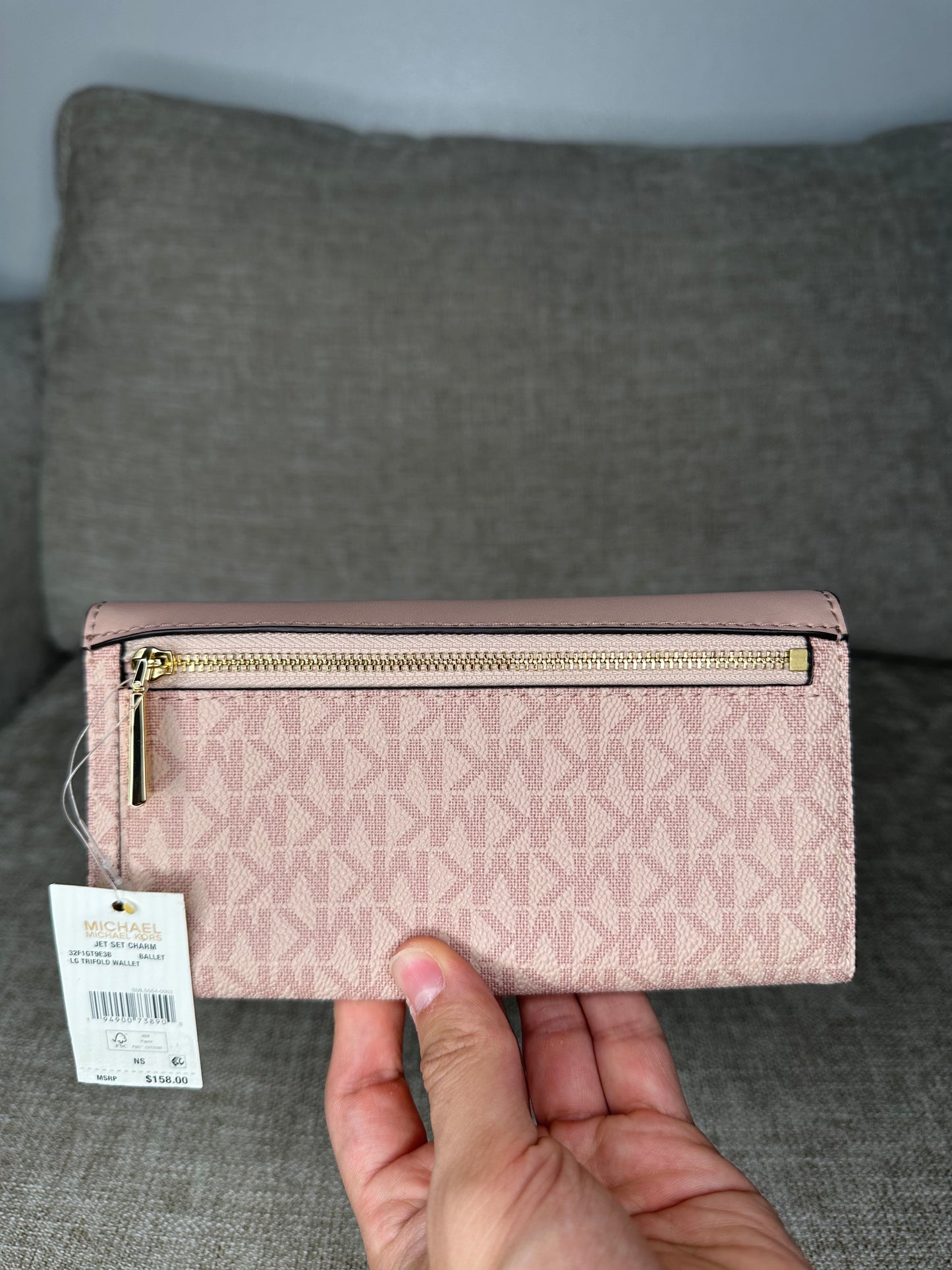 Designer 
Logo Jet Set Charm Large Trifold Wallet Color Soft Pink/soft pink