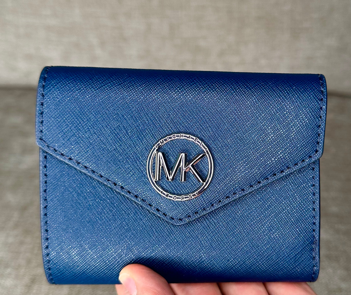 Designer 
Carmen logo-plaque wallet